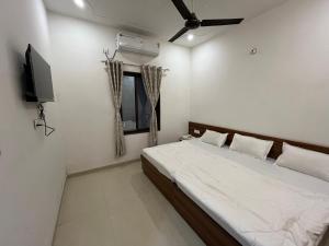 Hotel Shri Raghuvansh客房内的一张或多张床位