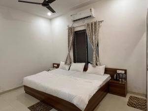 Hotel Shri Raghuvansh客房内的一张或多张床位
