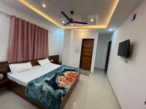 Hotel Shri Raghuvansh客房内的一张或多张床位