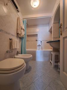 une salle de bain avec toilettes, lavabo et baignoire dans l'établissement Casa del Corriere, à Positano 29 autres photos