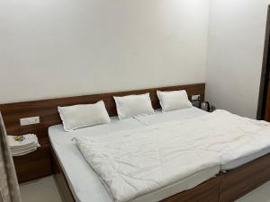 Hotel Shri Raghuvansh客房内的一张或多张床位