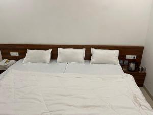 Hotel Shri Raghuvansh客房内的一张或多张床位