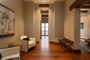 Χώρος καθιστικού στο Casa Faroles, Designer 7BR Villa with Pool, Jacuzzi & Full Staff +59 φωτογραφίες