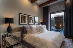 Ένα ή περισσότερα κρεβάτια σε δωμάτιο στο Casa Faroles, Designer 7BR Villa with Pool, Jacuzzi & Full Staff