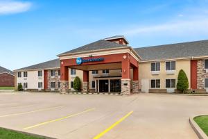 una vista frontal de un hotel con aparcamiento en Best Western Kenosha Inn, en Broken Arrow