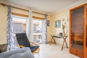 un soggiorno con un divano, un tavolo e una finestra di Bright & Spacious Flat by HostWise a Vila Real de Santo António