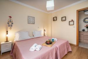 una camera da letto con un letto grande con un copriletto rosa di Bright & Spacious Flat by HostWise a Vila Real de Santo António Altre 16 foto