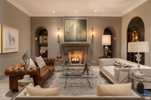 Χώρος καθιστικού στο Casa Faroles, Designer 7BR Villa with Pool, Jacuzzi & Full Staff