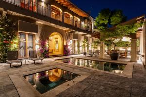 Πισίνα στο ή κοντά στο Casa Faroles, Designer 7BR Villa with Pool, Jacuzzi & Full Staff