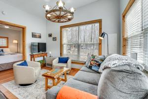 Χώρος καθιστικού στο Private Dock and Deck Tranquil Dam Pond Cottage!