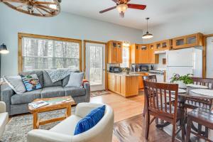 Η κουζίνα ή μικρή κουζίνα στο Private Dock and Deck Tranquil Dam Pond Cottage!