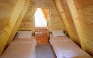 two beds in the attic of a log cabin at Vista Verde in Žabljak