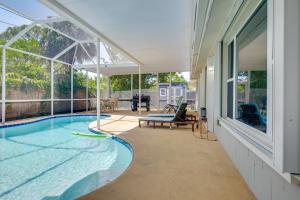 Πισίνα στο ή κοντά στο 5 Mi to Beach Retreat with Pool in Merritt Island