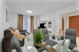 a living room with a table and chairs at Apartamento Bonjour in Tenerife