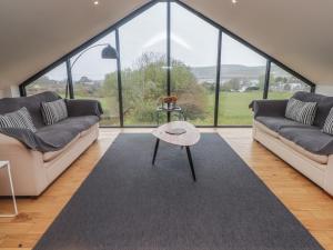 Una sala de estar con dos sofás y una mesa. en The Willows, en Newport