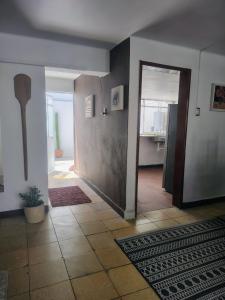 a room with a hallway with a door and a kitchen at EL LIMÓN departamento in Oaxaca City