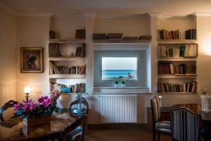 - une salle à manger avec une table et une fenêtre donnant sur l'océan dans l'établissement Dimora Torremuzza, à Palerme