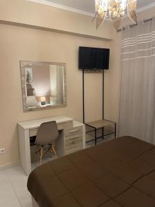 A television and/or entertainment centre at Ira Apartments