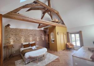 Łóżko lub łóżka w pokoju w obiekcie DOMAINE SAINT LOUP - 10min BEAUNE