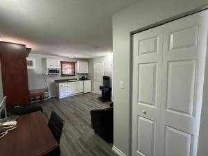 Kuchnia lub aneks kuchenny w obiekcie Lakeshore Suites