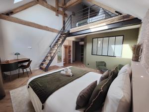 Łóżko lub łóżka w pokoju w obiekcie DOMAINE SAINT LOUP - 10min BEAUNE