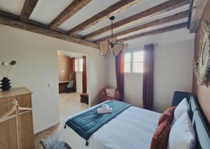 Łóżko lub łóżka w pokoju w obiekcie DOMAINE SAINT LOUP - 10min BEAUNE