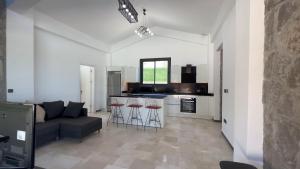 a living room with a couch and a kitchen at Gümüşlük Ümit Villa in Bodrum City