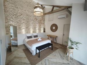 Łóżko lub łóżka w pokoju w obiekcie DOMAINE SAINT LOUP - 10min BEAUNE
