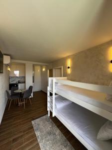 una stanza con due letti a castello e un tavolo di Treva Appartaments a Prizren