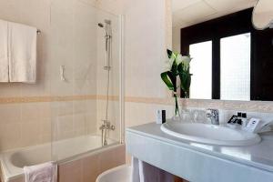 Koupelna v ubytování Sercotel Toledo Imperial