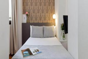 Postel nebo postele na pokoji v ubytování Sercotel Toledo Imperial