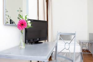TV a/nebo společenská místnost v ubytování Sercotel Toledo Imperial