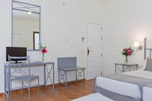 Postel nebo postele na pokoji v ubytování Sercotel Toledo Imperial