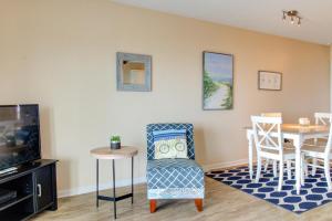 salon z telewizorem, stołem i krzesłami w obiekcie Dunes I A1 Seas The Day by Carolina Beach Realty w mieście Carolina Beach +19 zdjęć