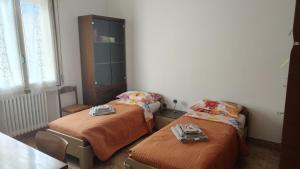 a room with two beds in a room at La casa di Davide in Imola