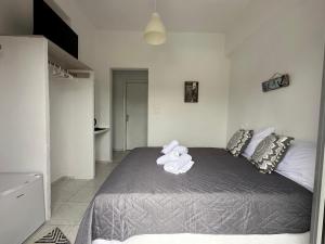 Una cama o camas en una habitación de Calypso Heaven