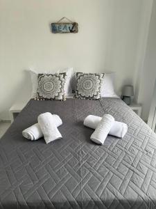 Una cama o camas en una habitación de Calypso Heaven