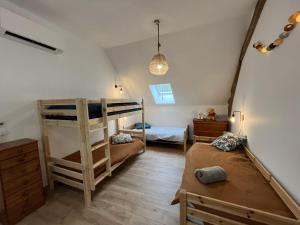 Ένα ή περισσότερα κρεβάτια σε δωμάτιο στο Les Gîtes de La Pellerie - 2 piscines intérieur & extérieur - Touraine - 3 gîtes - familial, calme, campagne +51 φωτογραφίες