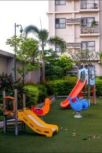 宿务Classy Gabi's Crib - Horizon 101的一座公园内一座带滑梯的游乐场