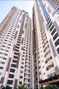 宿务Classy Gabi's Crib - Horizon 101的两栋高公寓楼 - 带阳台