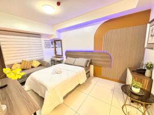 宿务Classy Gabi's Crib - Horizon 101的带床和沙发的卧室 更多33张照片