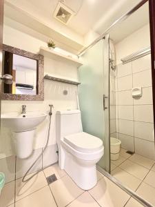 宿务Classy Gabi's Crib - Horizon 101的带马桶和水槽的浴室