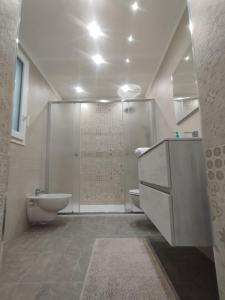a bathroom with a shower and a toilet and a sink at "Antica Dimora" - Appartamenti Turistici Nuovi a Gravina in Puglia - con Parcheggio Gratuito su Strada in Gravina in Puglia