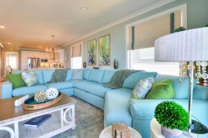 Χώρος καθιστικού στο Lilypad B by Carolina Beach Realty