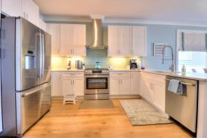 Η κουζίνα ή μικρή κουζίνα στο Lilypad B by Carolina Beach Realty +17 φωτογραφίες