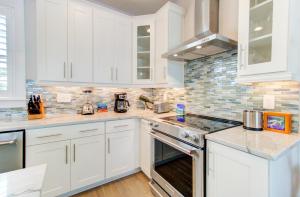 Η κουζίνα ή μικρή κουζίνα στο Kure Cove by Carolina Beach Realty