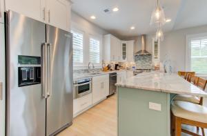 Η κουζίνα ή μικρή κουζίνα στο Kure Cove by Carolina Beach Realty