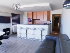 ein Wohnzimmer mit Couch und Küche in der Unterkunft SeaStay in Knokke-Heist