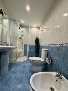Un baño con lavabo, inodoro y bañera. en Atalaya de Verano Bueu, en Bueu