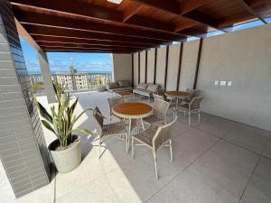 Μπαλκόνι ή βεράντα στο Apto com quarto e sala super varanda e vista AH705